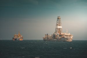 Image of an oil drilling ship before a storm