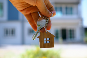 Image of a house and keys, representing real estate