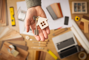 Image of the hand of a real estate investor holding a house key