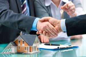 Image of real estate agents shaking hands