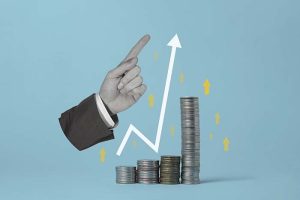 A finger and an arrow pointing upward next to progressively taller stacks of coins
